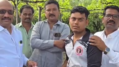 बार्शी: कोरफळे येथील तननाशक फवारल्यामुळे द्राक्ष बागेचे नुकसान झालेल्या किरण बर्डे यांना शेतकऱ्यांची मदत