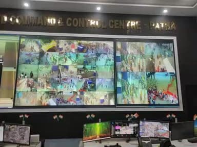 पटना स्मार्ट सिटी लिमिटेड के इंटीग्रेटेड कमांड एंड कंट्रोल सेंटर के कैमरे से छठ घाटों पर नजर रखी जा रही है।