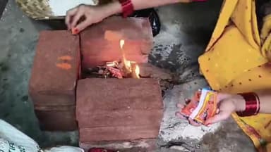 सहार: छठ महापर्व के दूसरे दिन श्रद्धा और भक्ति से छठ व्रती महिलाओं ने पूरे विधि-विधान के साथ खरना प्रसाद बनाने में जुटी