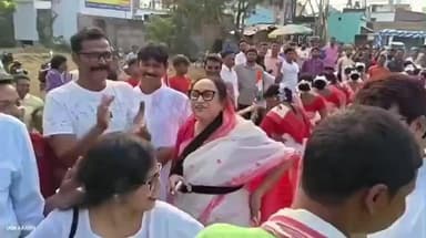 নওদা: নওদায় তৃণমূল কংগ্রেসের বিজয়া সম্মিলনী অনুষ্ঠানে উপচে পড়া ভিড়, সাঁওতালি নৃত্যে অভ্যর্থনা বিধায়িকা শাহিনা মমতাজকে