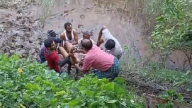 ఆచంట: ఆస్తులు పంపకాలు చేయటం లేదని మనస్థాపానికి గురై గోదావరి లోనికి దూకి వ్యక్తి ఆత్మహత్య