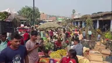 बिहार: छठ पूजा पर फल की खरीदारी के लिए बाजार समिति में उमड़ी भीड़, करोड़ों का हो सकता है व्यापार