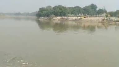 कटरा: कटरा के पास बागमती नदी में छठ घाटों की तैयारी ज़ोरों पर, कई लोग कृत्रिम घाट बनाएंगे