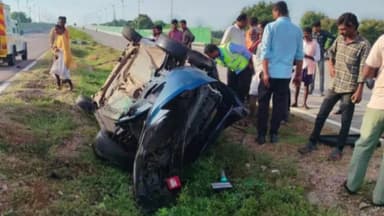 బిచ్కుంద: కందరపాలి రహదారిపై కారు బోల్తా పడి ముగ్గురికి తీవ్ర గాయాలు, క్షతగాత్రులంతా ఆసుపత్రికి తరలింపు