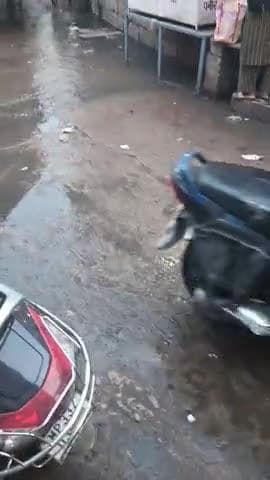 भैरव जी मंदिर भांडेर के सामने बह रहा है गंदा पानी और बदवू से आने जाने बालों को हो रही है बहुत परेशानी