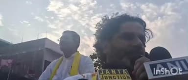 मधवापुर: हरलाखी में रोड शो के बाद प्रशांत किशोर ने साहरघाट में प्रेस को संबोधित किया