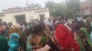 तिर्वा: दौलतपुर गांव में जहर खाने से महिला की मौत, मायके पक्ष ने हत्या का लगाया आरोप और किया हंगामा