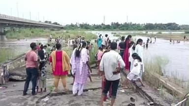 காஞ்சிபுரம்: ஓரிக்கை பாலாற்று பகுதியில் ஆபத்தை உணராமல் பொதுமக்கள் குளித்து வருகின்றனர்.