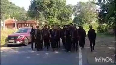 జూలూరుపాడు: జూలూరుపాడు మండల పరిధిలోని పడమటి నర్సాపురం నుండి 24 మంది అయ్యప్పలు గార్లొడ్డు వరకు పాదయాత్ర