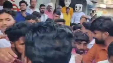 अंबाजोगाई: अंबाजोगाईच्या मंगळवार पेठ मध्ये महिलेचे दागिने हिसकावणाऱ्या चोरट्यांना पकडून नागरिकांनी चांगला  चोप दिला