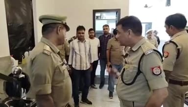 रामपुर: सिविल लाइंस पुलिस ने बुढ़िया की दुकान मोहल्ला में साइबर ठगी के धंधे पर छापा मारा, SP मौके पर कई हिरासत में