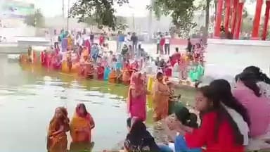 चंदौली: प्राचीन साव जी के पोखरे पर आज खरना के दिन छठ व्रति महिलाओं ने मिट्टी की बेदी बनाकर घाट छेका, हजारों की रही भीड़