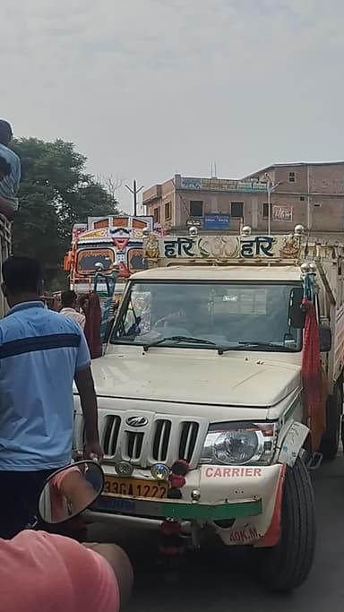 मंसूरचक: मंसूरचक प्रखंड क्षेत्र में छठ पूजा की खरीदारी के लिए चौक पर उमड़ी भीड़, सड़क जाम