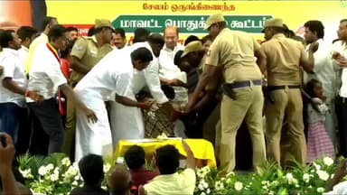 சேலம்: மருத்துவர் ராமதாஸிடம் ஆசிர்வாதம் பெற கூட்டத்தில் புகுந்த கட்சி தொண்டர்.. சோளம் பள்ளத்தில் பரபரப்பு