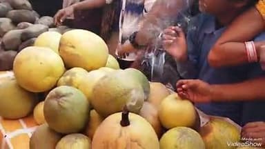 दावथ: नगर पंचायत कोआथ में चेयरमैन धर्मेंद्र चौधरी ने छठ व्रतियों के बीच प्रसाद का वितरण किया