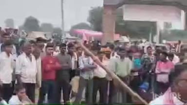 बिंदकी: गोभा गांव के दिवारी नृत्य में सपा नेताओं ने हाथों में लाठी लेकर किया प्रदर्शन, लोगों की रही भीड़