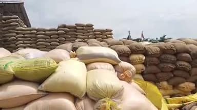 திருத்துறைப்பூண்டி: நேரடி நெல் கொள்முதல் நிலையத்தில்  ஊதியம் வழங்காததால் தொழிலாளர்கள் வேலை நிறுத்தம்