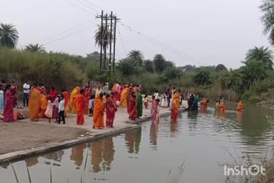 नवा बाज़ार: नावा बाजार में छठ व्रतियों ने अस्तचलगामी सूर्य को अर्घ्य दिया