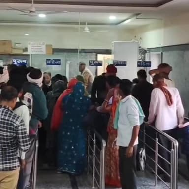 राजगढ़: राजगढ़ रेलवे स्टेशन पर टिकट विंडो पर रेल यात्रियों की लंबी कतार, लौटने वाले यात्रियों की संख्या बढ़ी