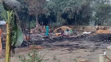मेहसी: मेहसी प्रखंड क्षेत्र के कनकटी गांव में अचानक लगी आग से तीन घर, मवेशी सहित लाखों की संपत्ति जलकर राख हो गई