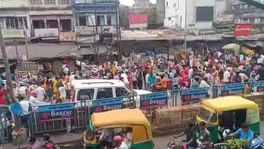 রানিগঞ্জ: ছট পূজার জন্য শেষ মুহুর্তে রানীগঞ্জ ফলের বাজারে ভীড়