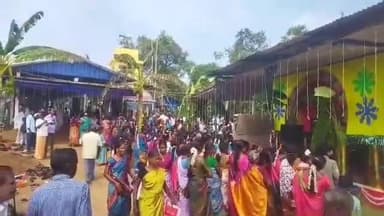 வேதாரண்யம்: தேத்தாக்குடி தெற்கு ஊராட்சியில் உள்ள  சிவந்த பெருமாள் மற்றும் பாலடிவீரன் ஆலய கும்பாபிஷேகத்தில் ஏராளமானோர் சுவாமி தரிசனம் செய்தனர்.