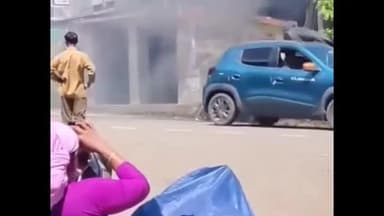 கூடலூர்: கூடலூர், 2வது மைல் பகுதியில் திடீரென பற்றி எரிந்த இருசக்கர வாகனம்