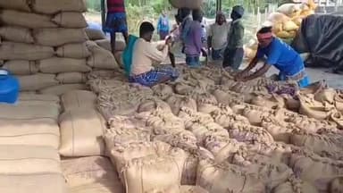 வேதாரண்யம்: அகஸ்தியன்பள்ளியில் இருந்து 2 லட்சம் நெல் மூட்டைகள் இரயில் மூலம் அரவைக்கு அனுப்பும் பணி தீவிரம்.