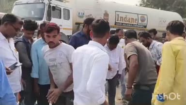छिबरामऊ: पूर्वी बाईपास पर तेज रफ्तार ट्रक ने बाइक में मारी टक्कर, बाइक सवार 2 लोग घायल, स्थानीय लोगों ने कराया भर्ती