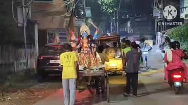 বাঁকুড়া ১: স্কুল ডাঙ্গা এলাকায় বর্ণাঢ্য শোভা যাত্রার মাধ্যমে নাচ গানের মধ্য দিয়ে মা কালীর প্রতিমার বিসর্জন করা হলো
