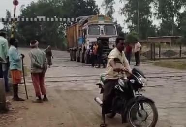 नौरोजाबाद: देवगवा समपार पर रेलवे ट्रैक के बीच राख से भरा ट्रक बंद, बड़ी दुर्घटना टली