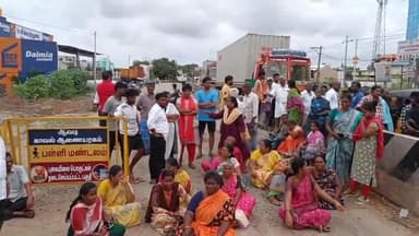 பொன்னேரி: மீஞ்சூரில் ராட்சத பைப் மூலம் ஊராட்சியில் மழை நீரை வெளியேற்றியதற்கு எதிர்ப்பு தெரிவித்து மக்கள் சாலை மறியல்