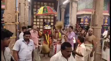 நாகப்பட்டினம்: ஐம்பொன்னால் ஆன முருகப் பெருமான் சிலையில் வியர்வை பெருக்கெடுத்த அதிசயம் சிக்கல் சிங்கார வேலர் ஆலய கந்த சஷ்டி விழாவில் வேல் வாங்கும் நிகழ்ச்சியில் நடைபெ