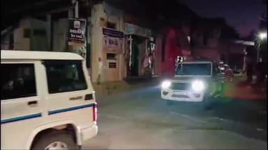 ગઢડા: ગઢડા શહેરમાં બોટાદ રોડ ઉપરથી પોલીસે બંધ દુકાનના તારા ફંફોળતા ઇસમને ઝડપી પાડ્યો