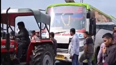 पुनासा: मोरटक्का ब्रिज पर AC बस खराब होने से लगा जाम, होटल वाले ने ट्रैक्टर से टोचन कर किनारे कराई