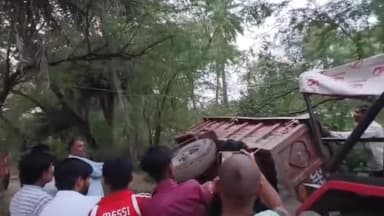 टेहरोली: बमनुआ में खेत पर खाद लेकर जा रहा ट्रैक्टर-ट्रॉली पलटी, टला बड़ा हादसा
