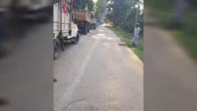 করবুক: অমরপুর করবুক সড়কের ডালাক এলাকায় লোহার ব্রিজের মেরামত চলার কারণে যান চলাচল বন্ধ ছিল