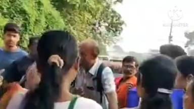 বাঁকুড়া ২: ছট পুজোকে কেন্দ্র করে লোকপুর এলাকায় পৌরসভার পক্ষ থেকে হিন্দি ভাষী মানুষদের হাতে বিভিন্ন উপহার তুলে দেওয়া হল
