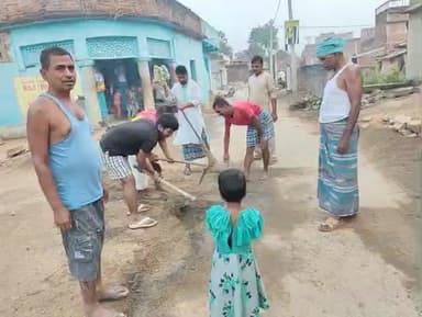 छठ पूजा के सुअवसर पर मानपुर के ग्रामवासी में सफाई अभियान हिंदू मुसलमान की एकता का मिसाल