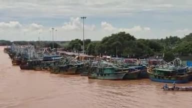 கடலூர்: முதுநகர் மீன் பிடி துறைமுகத்தில் மீனவர்கள் கடலுக்கு செல்லவில்லை