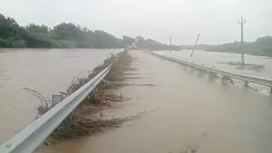 ભાવનગર: કમોસમી વરસાદના કારણે કોળીયાક થી નિષ્કલંક તરફ જવાના રોડ માં નદીમાં પાણી આવી જતા રોડ બંધ કરાયો