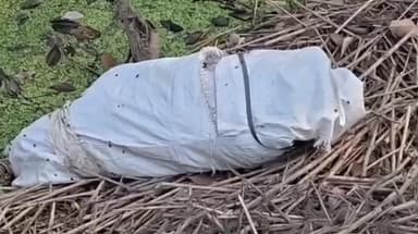 নওদা: রায়পুর দিঘির ধার এলাকায় জলাশয় এর পাশে পড়ে থাকা প্যাকিং বস্তা ঘিরে চাঞ্চল্য, ঘটনাস্থলে পুলিশ