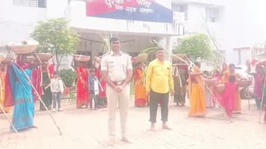 धुरकी: छठ महापर्व पर पुलिस की अनूठी पहल: थाना परिसर में व्रतियों को फलाहार वितरण, थाना प्रभारी ने खुद बांटा प्रसाद