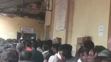 namitha कार्यालय में यूरिया उर्वरक के लिए उमड़ी भीड़