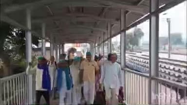 बिंदकी: बिंदकी रोड स्टेशन से भाकियू अराजनैतिक गुट के लोग प्रयागराज की महापंचायत के लिए रवाना, खाद की मांग रहेगा मुद्दा
