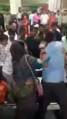 टीकमगढ़: टीकमगढ़ रेलवे स्टेशन पर दो लोगों के बीच मारपीट, बीच-बचाव में महिलाओं को लगे धक्के, वीडियो वायरल