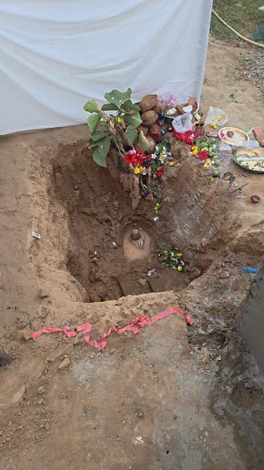 छत्तीसगढ़ के कोरिया जिला में ग्राम खरवत के करम डांड़ में जमीन खोदकर निकाला गया शिवलिंग