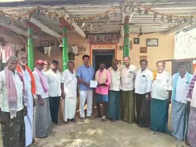 మల్దకల్: రైతు భీమా చెక్కులను పంపిణి చేసిన మాజీ ఎంపిపి విజయ్ కుమార్