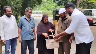 சேலம்: அன்னதானப்பட்டி போலீஸ் கமிஷனர் அலுவலகத்தில் சாலையின் கடந்த 11 பவுன் நகையை ஒப்படைத்த தம்பதியினர் உரியவரிடம் ஒப்படைப்பு