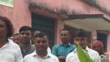 पिपरा: पीपरा प्रखंड प्रमुख विक्रांत सिंह यादव ने प्रखंड के कई घरों में छठ पूजन सामग्री का वितरण किया